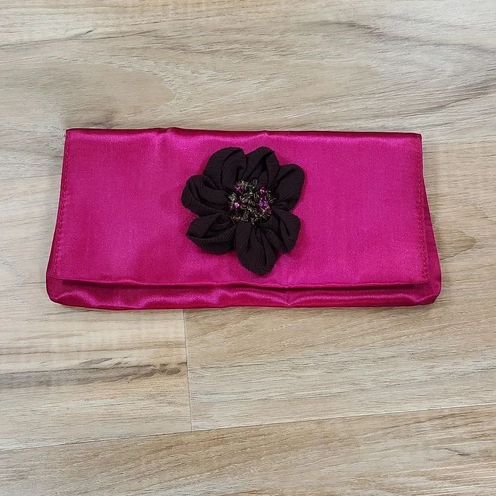☔️🔹️NWOT Fuchsia Satin & Brown Floral Snap Clutch